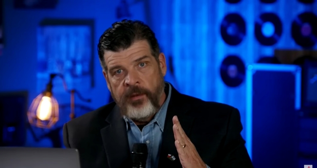Pastor Troy Brewer. (Captura de tela: YouTube/Charisma News)