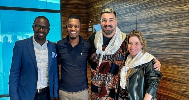 Felippe e Mariana Valadão com pastores locais. (Foto: Instagram/Felippe Valadão).