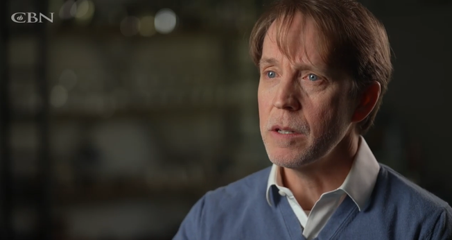 O dublador James Arnold Taylor testemunha sua história de fé. (Captura de tela/CBN News)