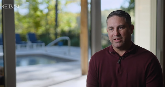 Josh Tims teve sua vida transformada por Deus. (Foto: Reprodução/YouTube/The 700 Club).