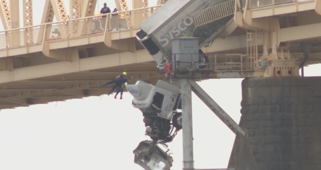 O acidente aconteceu na ponte Clark Memorial, nos EUA. (Foto: Reprodução/YouTube/WHAS11 News).