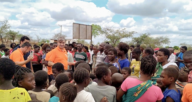 Pastor Elias Caetano durante ministração em Cateme, Moçambique. (Foto: Marcos Corrêa/Guiame)