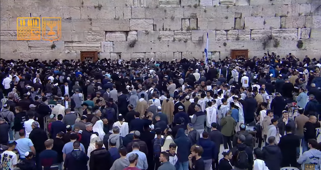 Centenas de judeus clamaram pela libertação dos 130 reféns. (Foto: Reprodução/YouTube/הקרן למורשת הכותל המערבי).