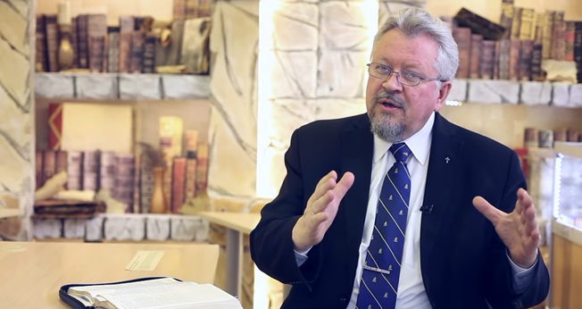 Piotr Mickiewicz: “Continuemos a orar pela paz nos corações das pessoas”. (Captura de tela/YouTube/Baptist Tv)