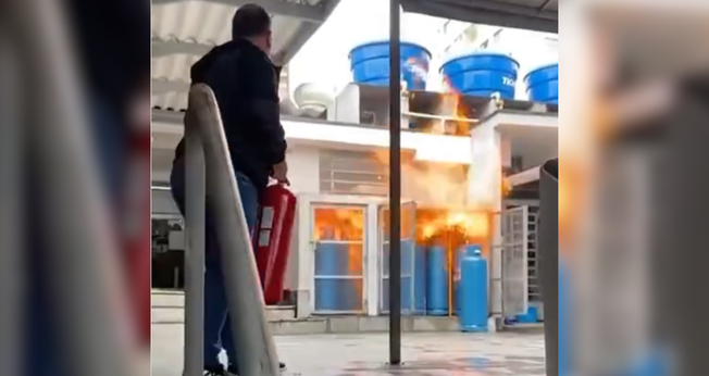 Vídeo mostra fogo no compartimento de botijões de gás. (Captura de tela/Instagram/assembleianosdevalor)