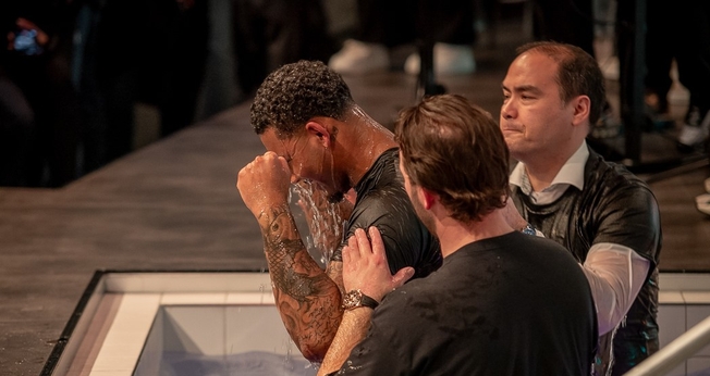 Mais de 160 pessoas foram batizadas na Holanda. (Foto: Facebook/Levende Steen Ministries).