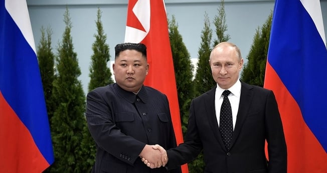 Kim Jong-Un e Vladimir Putin. (Foto: Wikimedia Commons/Alexei Nikolsky, The Presidential Press and Information Office)