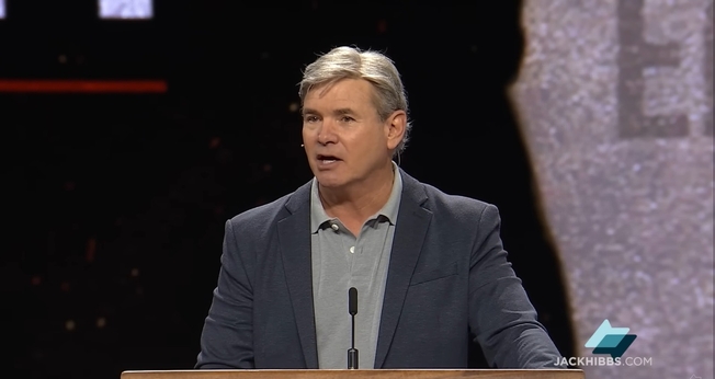 Pastor Jack Hibbs. (Captura de tela: YouTube/Real Life with Jack Hibbs)