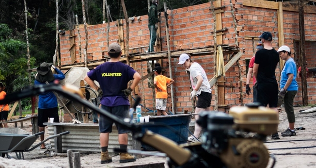Missionários servem na construção de uma igreja na Comunidade de Arapiranga. (Foto: Brendan Wong)