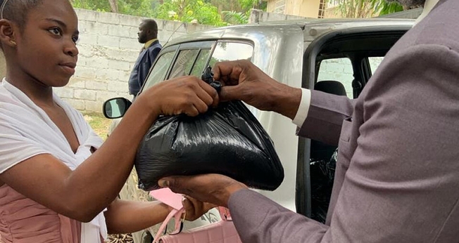 O missionário Erni está distribuindo alimentos no Haiti. (Foto: Texans on Mission).