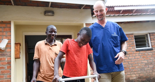 Steven com o pai e um dos médicos da missão. (Foto: Reprodução/Samaritan’s Purse)
