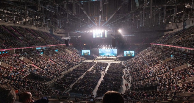  “God Loves You” em Cracóvia, na Polônia. (Foto: Reprodução/BGEA)