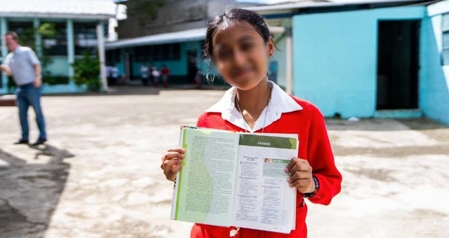 As crianças aprendem sobre Jesus na escola. (Foto: Reprodução/Bible Society)
