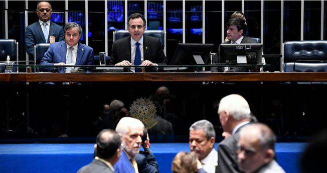 À mesa, o relator, Efraim Filho, e o autor da PEC, Rodrigo Pacheco, acompanham a discussão sobre a proposta. (Foto: Jefferson Rudy/Agência Senado)