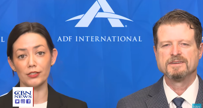 Kristina Hjelkrem e Britt Hancock. (Foto: Reprodução/CBN News)