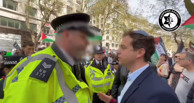 Gideon Falter foi abordado e ameaçado pela polícia. (Foto: Reprodução/X/Campaign Against Antisemitism).