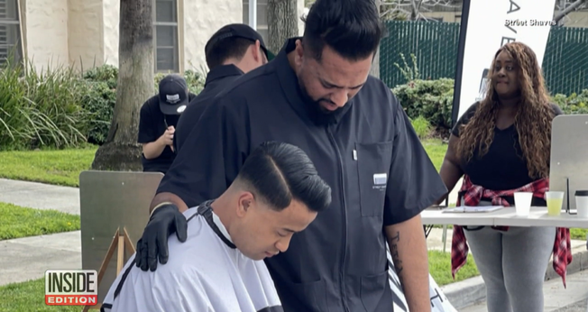 Joshua Mashi, fundador da Street Shaves, ora pelos sem-teto. (Captura de tela/Inside Edition Digital)