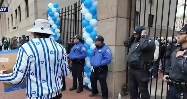 Protestos antissemitas na Universidade de Columbia. (Captura de tela/YouTube/The Hill)