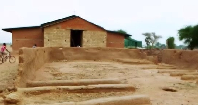 Igreja sendo reconstruída. (Captura de tela/YouTube/Samaritan's Purse)