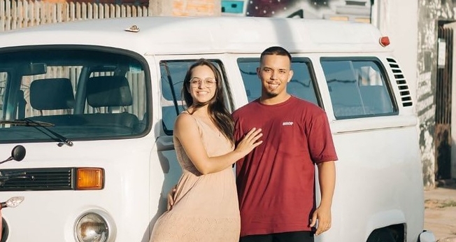O casal Thiago e Beatriz. (Foto: Instagram/jurgenfeldakombi).