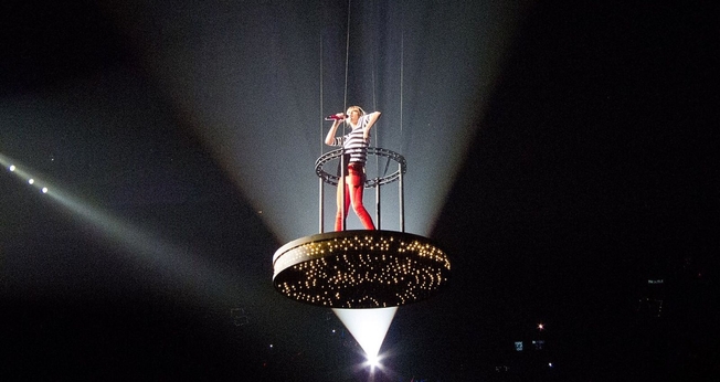 Taylor Swift durante a Red Tour. (Foto: Reprodução/Wikimedia Commons/raffik)