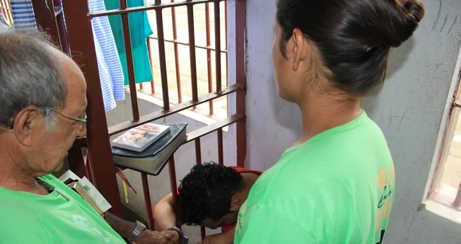 Evangelismo em prisões. (Foto: Facebook/Capelania Prisional Batista Alma Livre).