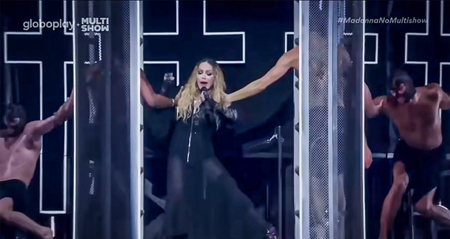 Madonna em seu show na Praia de Copacabana, Rio. (Captura de tela/YouTube/Música Multishow)