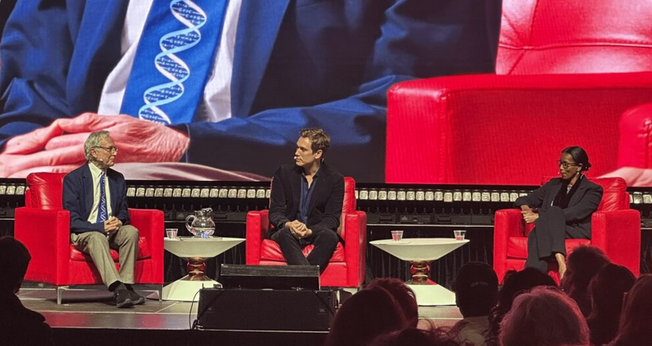 A escritora Ayaan Hirsi Ali enfrenta Richard Dawkins sobre o Novo Ateísmo em debate apresentado por Freddie Sayers [centro]. (Captura de tela/UnHerd)