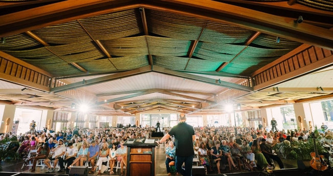 Culto em Maui. (Foto: Reprodução/X/Greg Laurie)