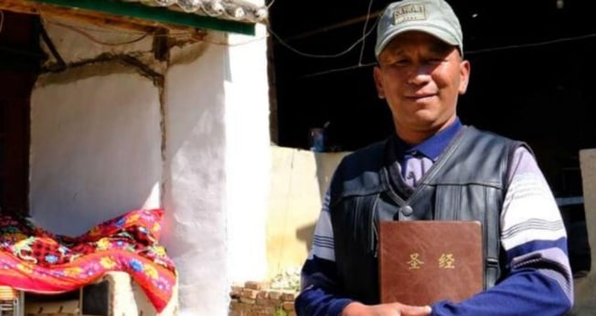 Cristão em aldeia remota na China. (Foto: Ilustração/Bible Society)