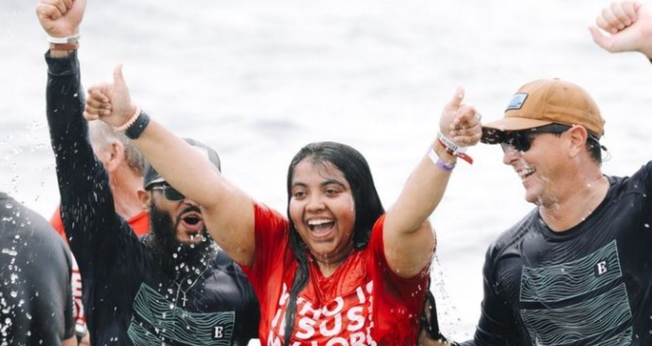 Batismo na praia. (Foto: Reprodução/Instagram/The Church of Eleven22)