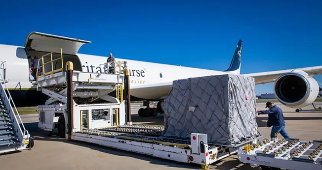 O avião da Samaritan’s Purse está sendo preparado para ir ao RS. (Foto: Samaritan’s Purse).