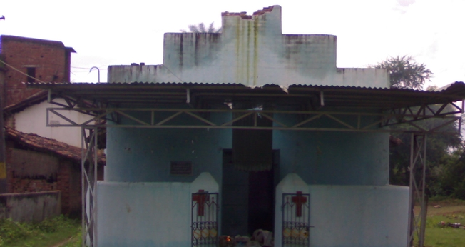 Igreja na Índia destruída durante invasão por extremistas hindus. (Foto: Portas Abertas)