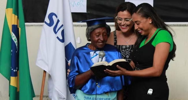 Maria de Lourdes Costa na formatura. (Foto: Reprodução/G1/Bubu Duarte/Divulgação SMS)