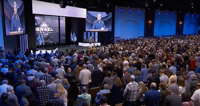 Cristãos orando por Israel. (Foto: Reprodução/YouTube/Calvary Chapel Chino Hills).