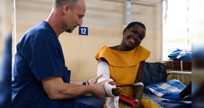 Os pacientes receberam Bíblias e foram encorajados a seguir Jesus. (Foto: Reprodução/Samaritan’s Purse)