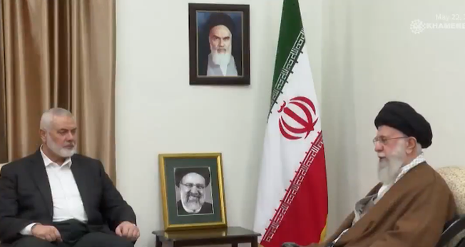 Reunião entre o líder do Irã, Ali Khamenei e o representante do Hamas, Ismail Haniyeh. (Captura de tela/X/Khamenei Media)