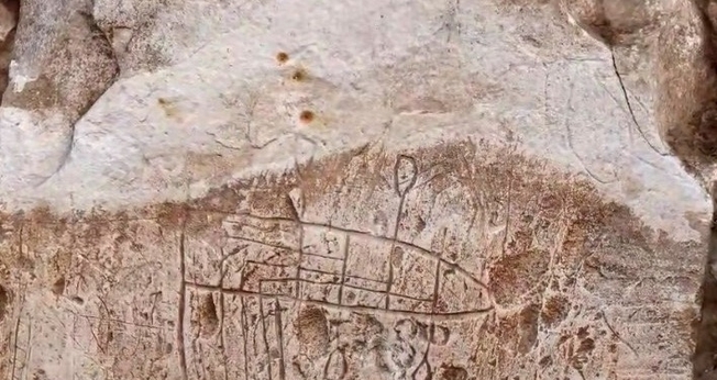 Parede da igreja com desenhos feiros por peregrinos cristãos. (Foto: Facebook/Israel Antiquities Authority).