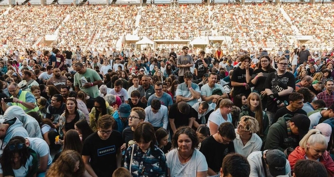 A multidão no estádio. (Foto: Reprodução/Facebook/Jean-Luc Trachsel Ministries)