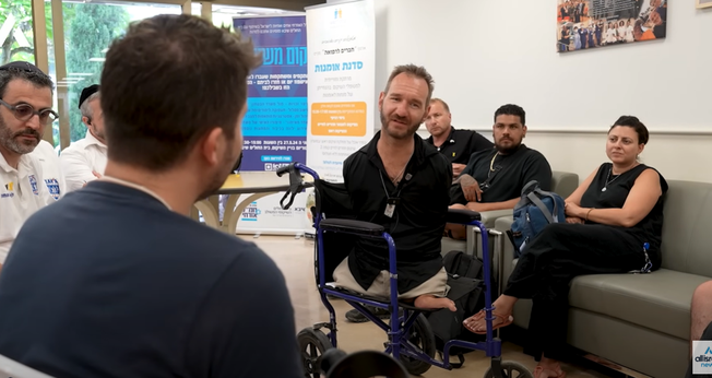 Nick Vujicic encorajando os soldados. (Foto: Reprodução/YouTube/All Israel News)