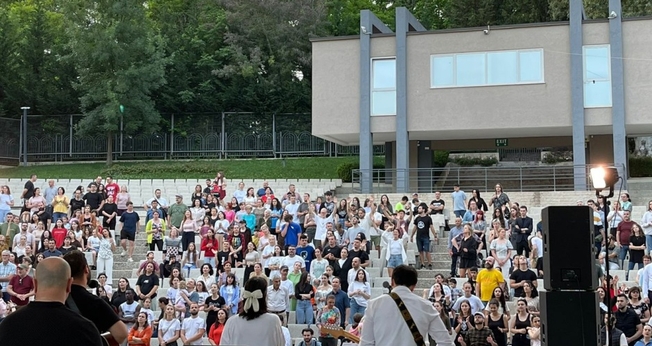 Um momento de adoração na reunião de unidade dos cristãos em Tirana, Albânia, em Pentecostes. (Foto: VUSH)