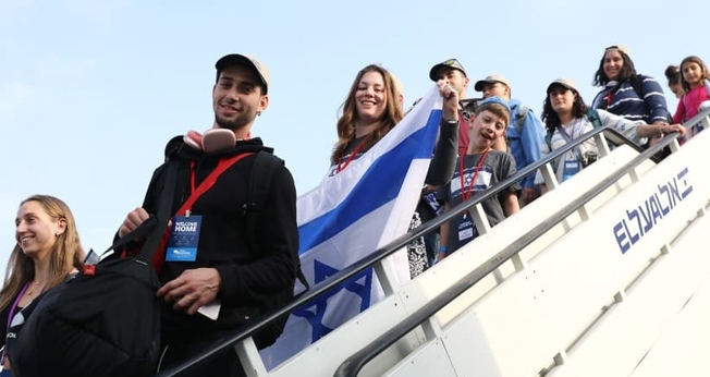 Novos imigrantes chegando ao Aeroporto Ben-Gurion, em Israel. (Foto: Yonit Schiller/Nefesh B'Nefesh)