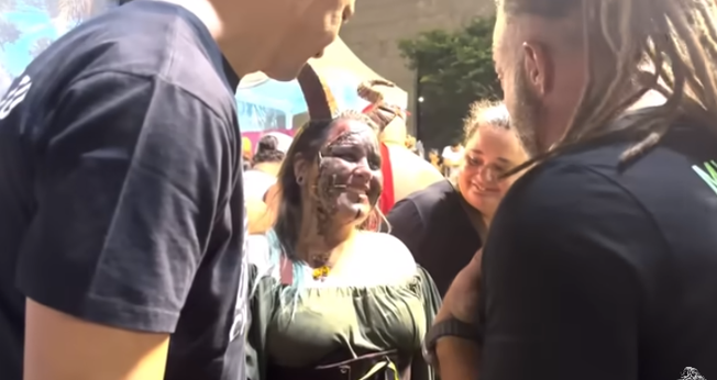 Toddy orou com a jovem. (Foto: Reprodução/YouTube/Todd White).