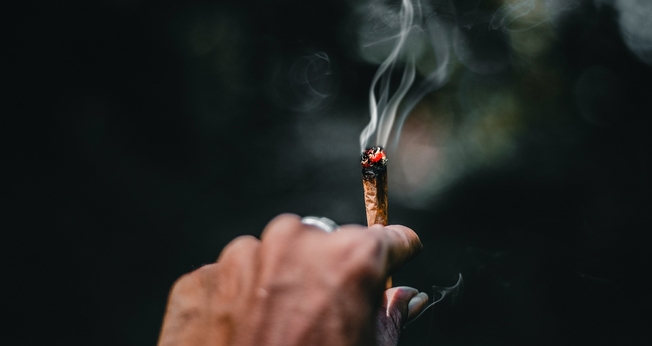 Qualquer pessoa com 18 anos ou mais pode consumir cannabis em locais privados. (Foto: Unsplash/Ahmed Zayan)