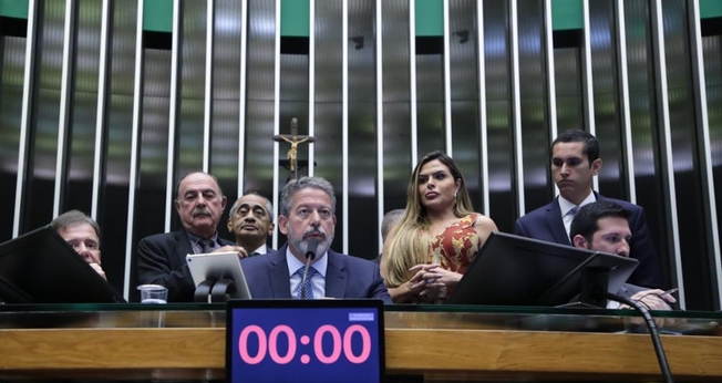 O presidente da Câmara dos Deputados, Arthur Lira, em sessão que aprovou o regime de urgência para o projeto que equipara o aborto ao crime de homicídio. (Foto: Mário Agra/Câmara dos Deputados).