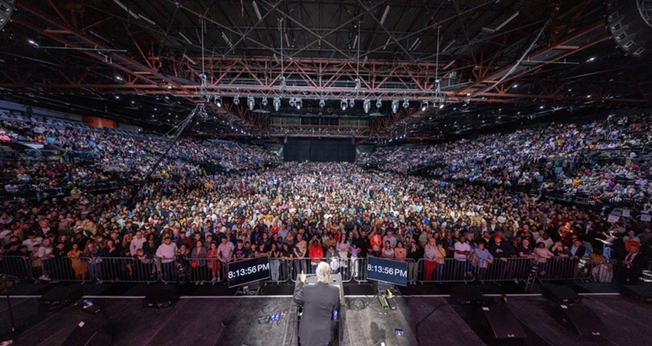 Franklin Graham ministrando no evento. (Foto: Reprodução/BGAE)