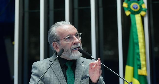 Em discurso, à tribuna, presidente do Conselho Federal de Medicina (CFM), José Hiran da Silva Gallo. (Foto: Geraldo Magela/Agência Senado)
