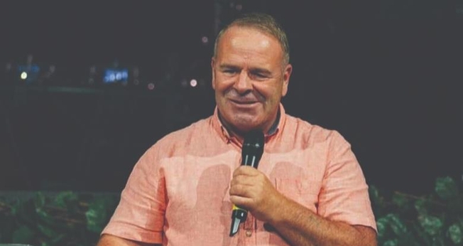 Tommy Hanrahan durante pregação na igreja. (Foto: Reprodução/Premier)