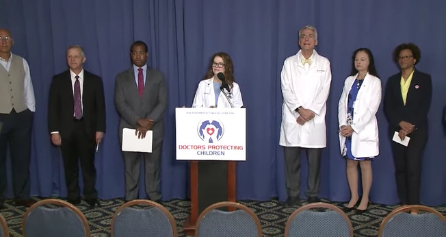 Representantes do Colégio Americano de Pediatras lançam declaração contra cirurgias trans em crianças, em Washington DC. (Captura de tela/YouTube/American College of Pediatricians)