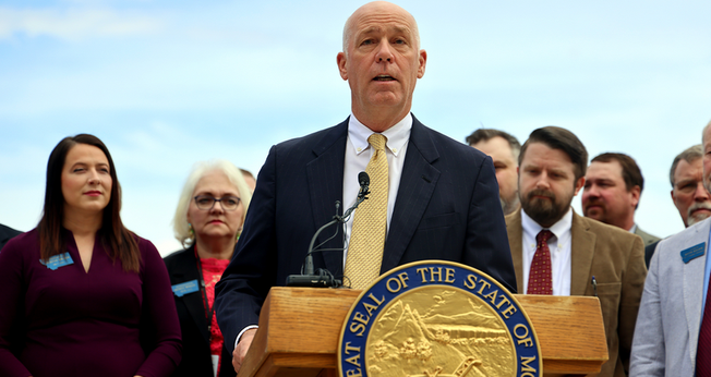 Governador Greg Gianforte assinou a lei que define sexo como homem ou mulher. (Foto: Garrett Turner/Gabinete do Governador)
